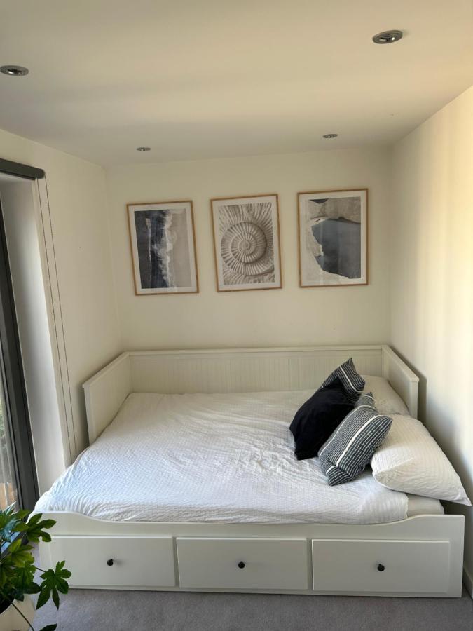 Cosy Bedroom In Luxury Apartment London Exterior photo